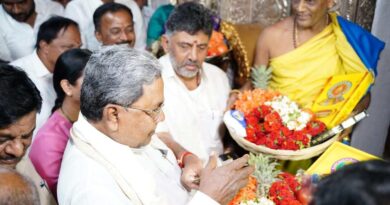 ರುನಾಡದೇವತೆ ಚಾಮುಂಡೇಶ್ವರಿಗೆ ಮೊದಲ ‘ಗೃಹಲಕ್ಷ್ಮೀ’ ಕಾಣಿಕೆ ಸಲ್ಲಿಸಿದ ಸಿದ್ದು…