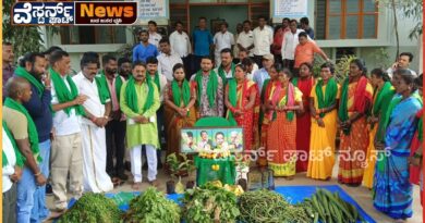 ಪಟ್ಟಣದ ತಾಲೂಕು ಕಚೇರಿ ಮುಂದೆ ರೈತ ಸಂಘದಿಂದ ವಿಶ್ವ ರೈತ ದಿನಾಚರಣೆ