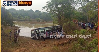 ಚಾಲಕನ ನಿಯಂತ್ರಣ ತಪ್ಪಿ ಕೆರೆಗೆ ನುಗ್ಗಿದ ಬಸ್. ಪ್ರಾಣಪಾಯದಿಂದ ಪರಾದ ಪ್ರಯಾಣಿಕರು.